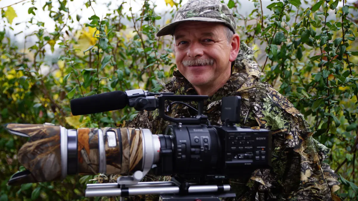Naturfilmer Jürgen Bergmann bei der Arbeit mit seiner Kamera.