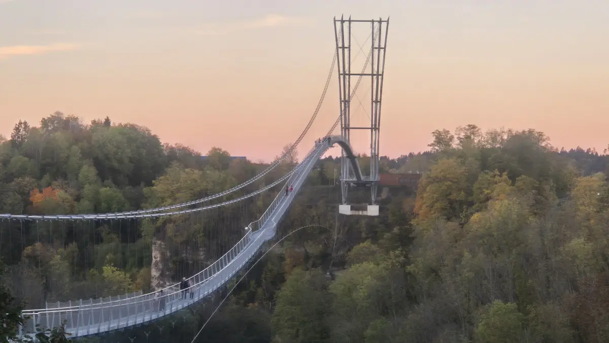 Die Hängebrücke Neckarline im Abendlicht. Seit Ende April führt sie in Rottweil über das Neckartal.