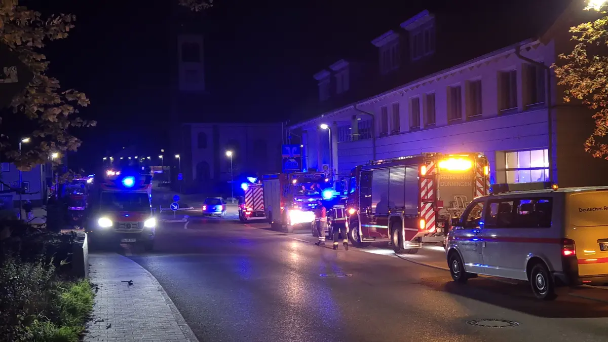 Die Feuerwehr ist in Seedorf quasi direkt vor die Haustür ausgerückt, auch das DRK ist im Einsatz.