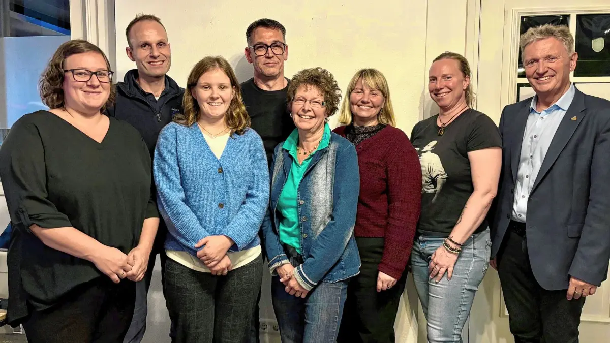 Bürgermeister Wolfgang Hermann (rechts) gratulierte dem neuen Vorstandsteam des Forums Hausach: von links Anna Schmid, Martin Bruder, Céline Armbruster, Stefan Keller, Daniela Brüstle, Nora Röttele und Conny Blumenthal-Martin.