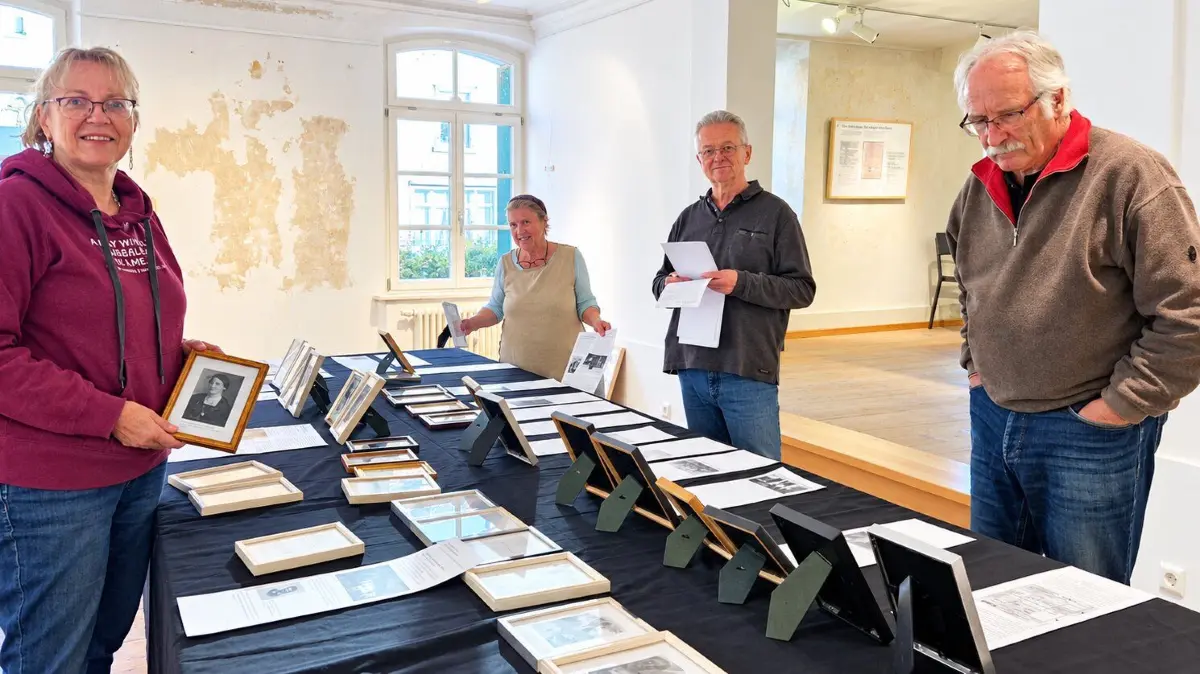 Letzte Handgriffe im Betsaal Horb (von links): Andrea Dettling, Andrea Galler, Heinz Gutekunst und Heinz Högerle richten die Bilderrahmen mit den Einzelschicksalen für die Eröffnung aus.