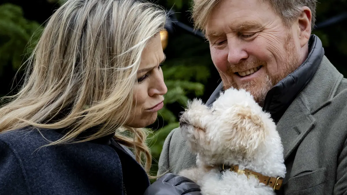 König Willem-Alexander und Königin Maxima schmusen mit ihrem Hund Mambo während der traditionellen Fotosession der königlichen Familie im Palast Huis ten Bosch.