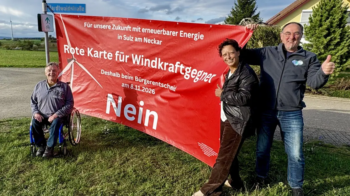 Die Sulzer Initiative "Pro Wind" hat ein neues Sprecherteam. Roland Dölker (von links), Ina Schühle und Rolf Schakurski haben Daniel Bonano abgelöst. Die "Rote-Karte"-Kampagne kommt bei den Windkraftgegnern nicht gut an. Im Gespräch mit unserer Zeitung erläutern die neuen Sprecher, weshalb sie dennoch dazu stehen.