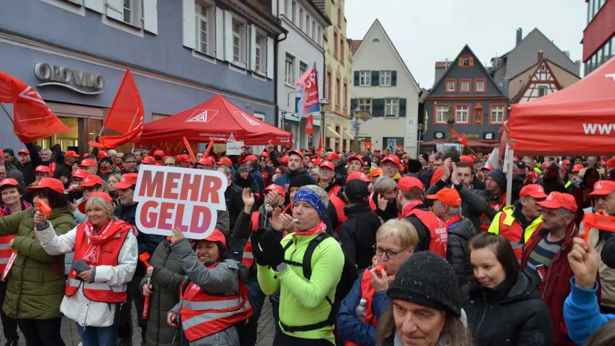 Die Warnstreiks der IG Metall, hier einer der letzten in Offenburg, gehen nächste Woche weiter.