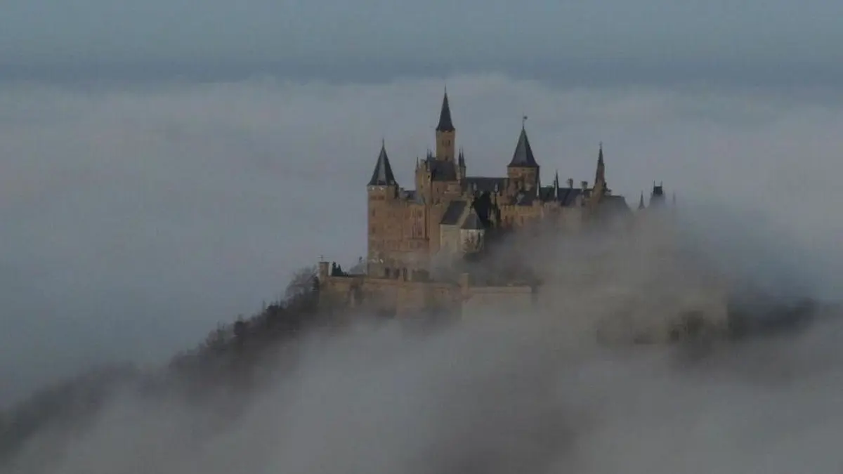 Wenn unten im Tal der Nebel die Sicht nimmt, schaut oben das Wahrzeichen des Zollernalbkreises hervor. Hohenzollern ist aber weit mehr als allein die Burg!