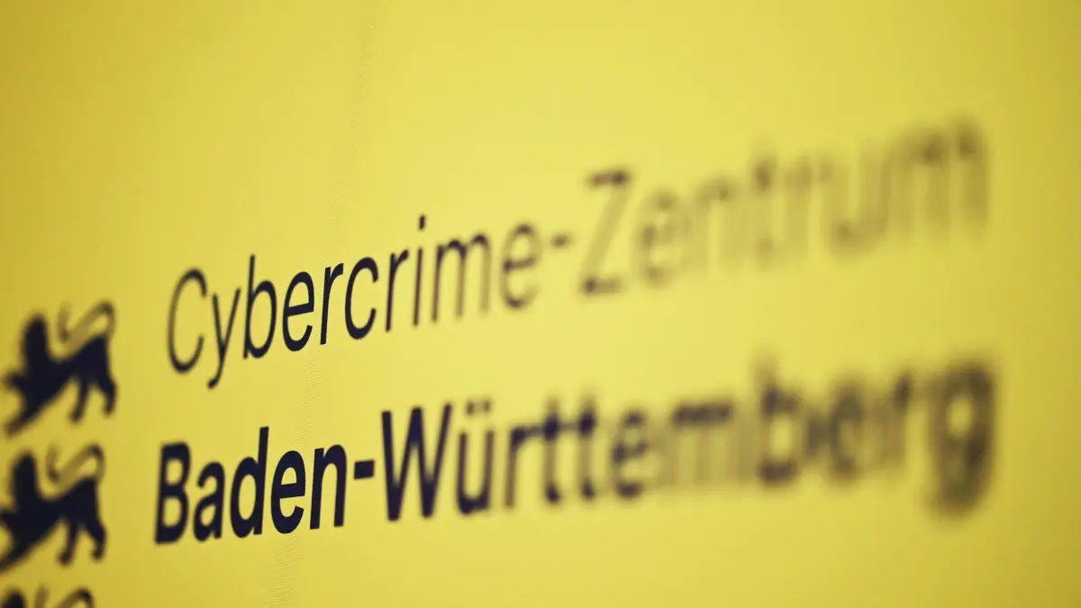Cybercrime-Zentrum Baden-Württemberg: ARCHIV - 29.05.2024, Baden-Württemberg, Karlsruhe: Auf einem Roll-Up im Cybercrime-Zentrum Baden-Württemberg ist der Name der Einrichtung angebracht. (zu dpa: «Kinderpornografie verbreitet? Anklage gegen 44-Jährigen») Foto: Uli Deck/dpa +++ dpa-Bildfunk +++