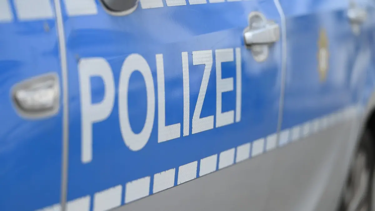 Polizei: Ein Polizeiwagen steht in Berlin. (zu dpa: «Studenten blockieren weiteren Hochschuleingang in Berlin»)