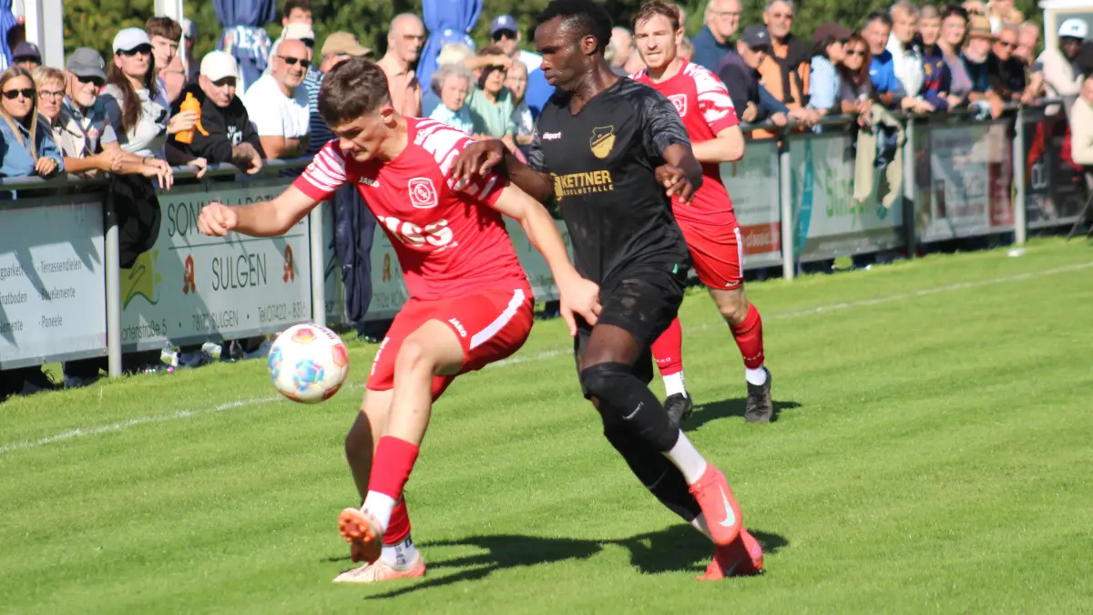Mit Spannung wird erwartet, ob Jallow Saja (rechts) beim FC Pfaffenweiler nach vier Wochen Verletzungspause in Königsfeld (links Marko Karagaca) sein Comeback feiert.