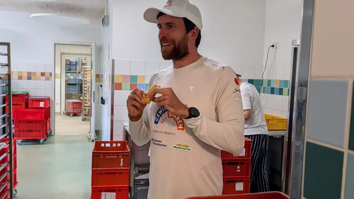 Scheckübergabe mit Jonas Deichmann bei Betriebsbesichtigung Nudelhaus.
