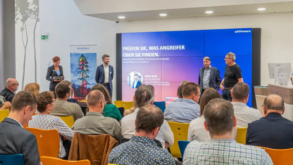 Daniele Roll (Leiterin der Training und Coaching Akademie der Volksbank Bühl), Tobias Weiß (Cybersecurity-Start-up whitemacs), Marco Feit (Vorstandssprecher der Volksbank Bühl) und Oberbürgermeister Wolfram Britz beim Unternehmerforum zum Thema Cybersicherheit.