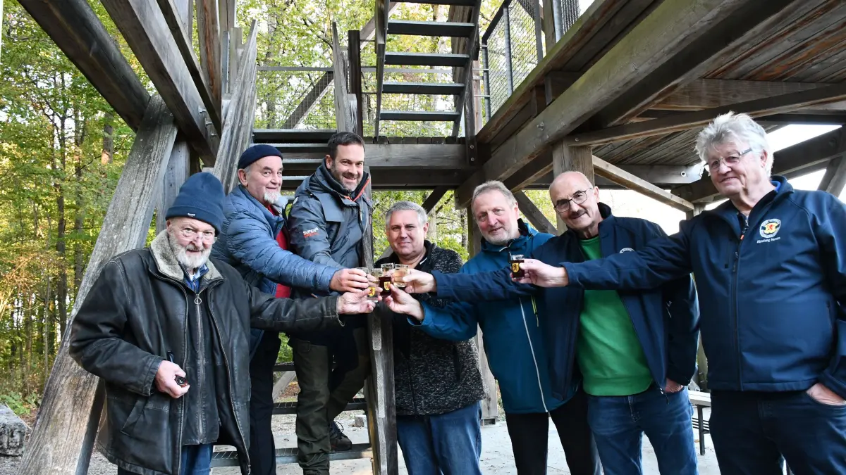Stoßen auf den 20. Geburtstag des Eigenturms an (von links): Alfred Winkler (Alt-OV Herten), Michael Birlin (Alt-FW-Kommandant Degerfelden), Bernd Birlin (OV Degerfelden), Richard Burger (FW Degerfelden), Matthias Reiske (OV Herten), Dietmar Müller (Alt-FW-Kommadant Herten) und Werner Grimm (FW Herten).