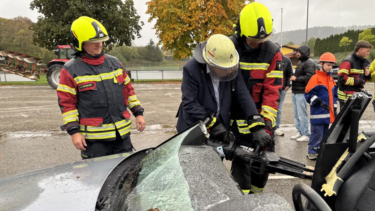 Bürgermeister Matthias Winter legt mit dem Spreizer selbst Hand an.