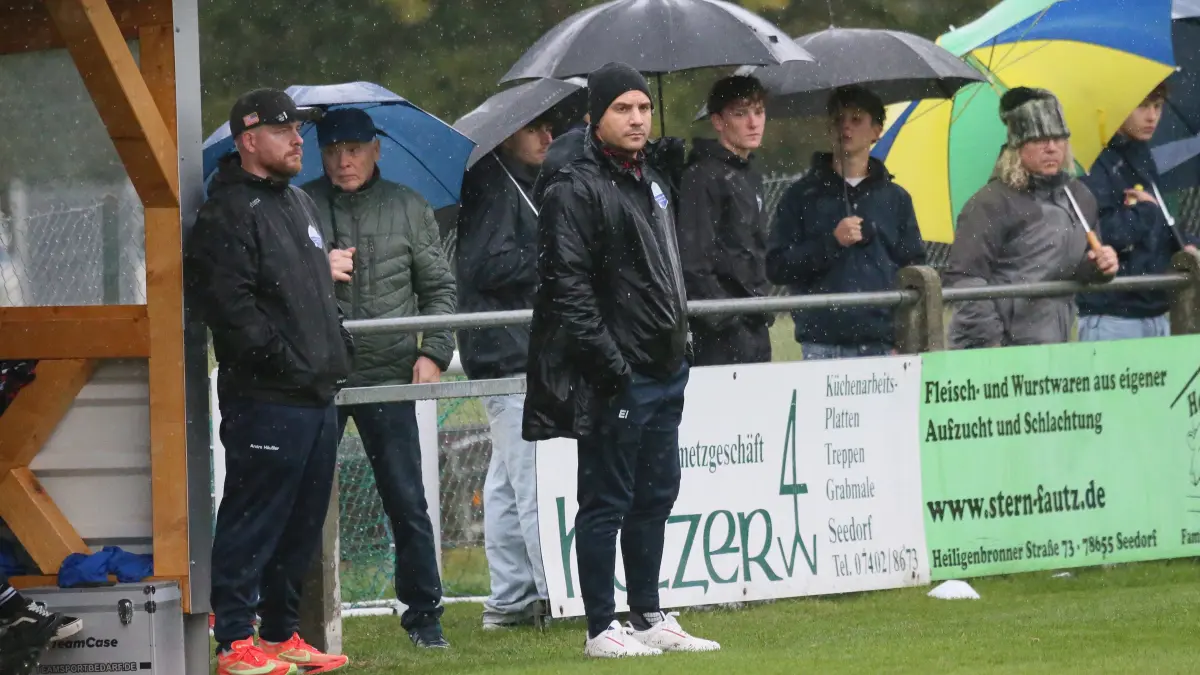 Seedorfs Trainer Emanuele Ingrao (Mitte) möchte nach zuletzt drei Unentschieden nun gegen Tuttlingen wieder drei Punkte holen.