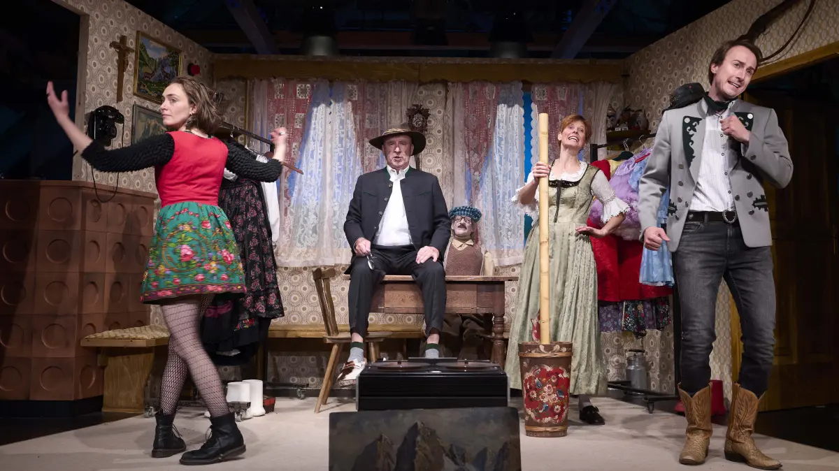 Lindenhof Melchingen Premiere Holzers Peepshow