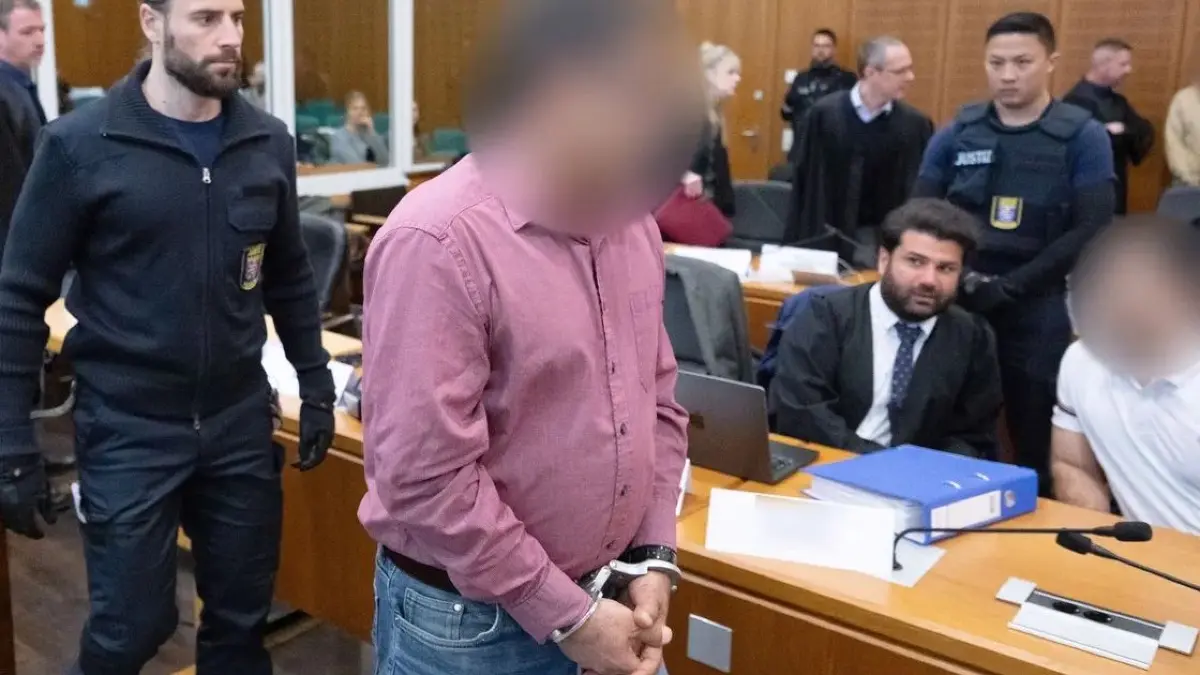 Insgesamt acht Männer müssen sich vor dem Frankfurter Gericht verantworten, alles Mitglieder einer weitverzweigten Familie.