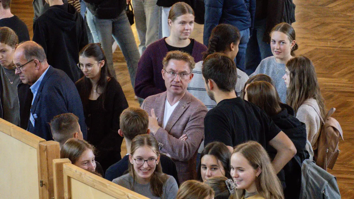 Auf Augenhöhe mit der jungen Generation – Bürgermeister Michael Ruf diskutiert direkt an den Themenplakaten mit den Schülerinnen und Schülern.