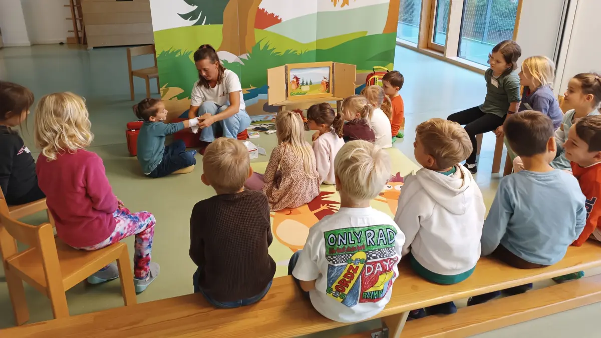 Kindern in der Kita am Forsthaus in Kandern tauchten in die Welt der Ersten Hilfe ein.