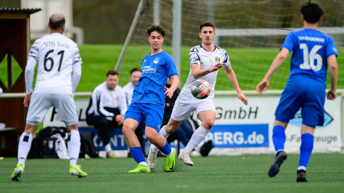 Maurice Fadda (Mitte, weißes Trikot) fehlt dem VfR Sulz aktuell noch. Er hofft, auf ein Comeback nach der Winterpause.