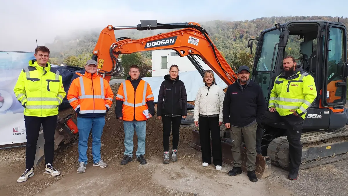 Der offizielle Spatenstich für den Glasfaserausbau in Grenzach-Mitte fand auf dem BASF-Gelände nahe der Kläranlage statt. Dort befindet sich der temporäre Lagerplatz der Baustelle.