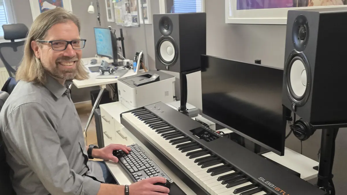 Ein Mann in seinem Element: Markus Haf aus Tuningen ist passionierter Musiker. In seinem Heimstudio komponiert er – und bei Weitem nicht nur das. An der Wand immer mit dabei: Alice Cooper, dessen Fan er schons eit ewigen Zeiten ist.