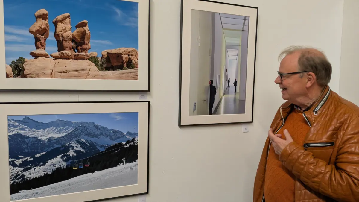 Kalle Abing von der Fotografischen Gesellschaft mit einem seiner Bilder