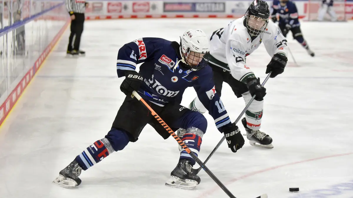 Wild Wings U17 (blau) - Starbulls Rosenheim (weiss) 1:4, links vorne 11 Aleksandr Malinin