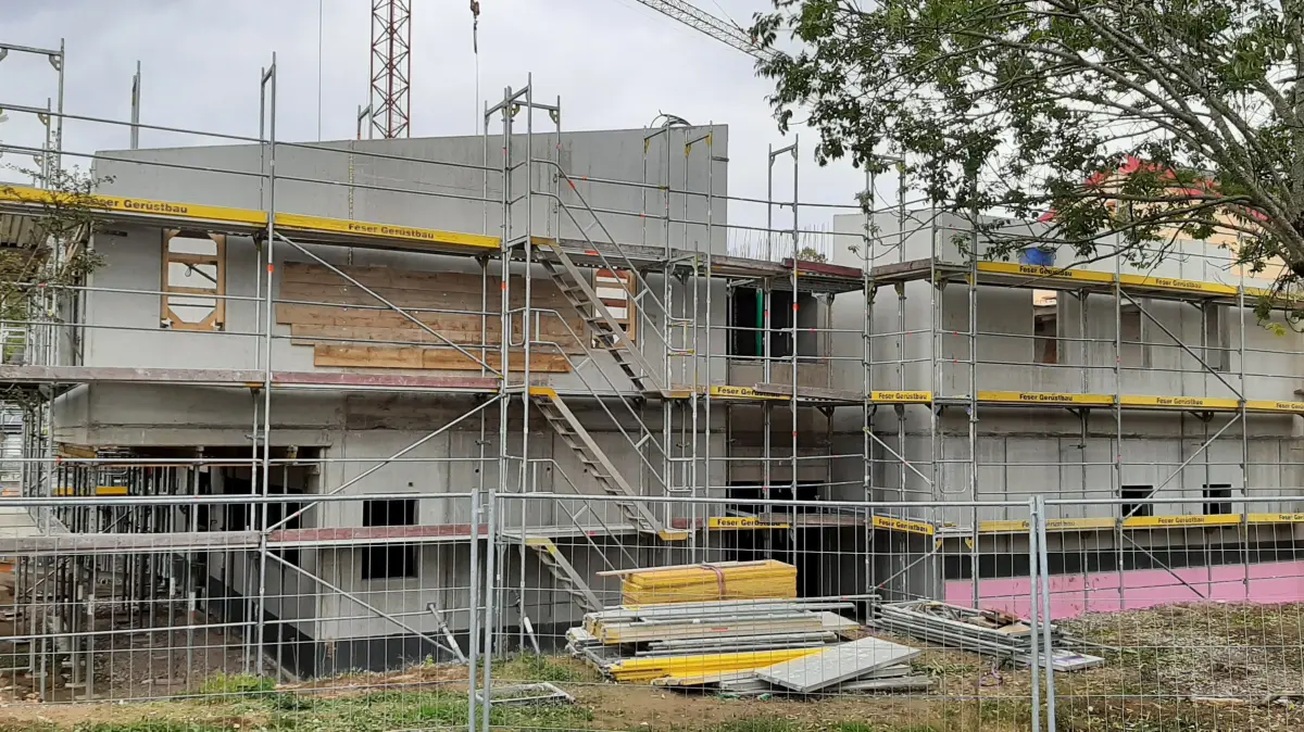 Der Erweiterungs- und Neubau der Grundschule in Mauchen nimmt Gestalt an. Die Arbeiten liegen bislang im Zeit- und im Kostenplan.