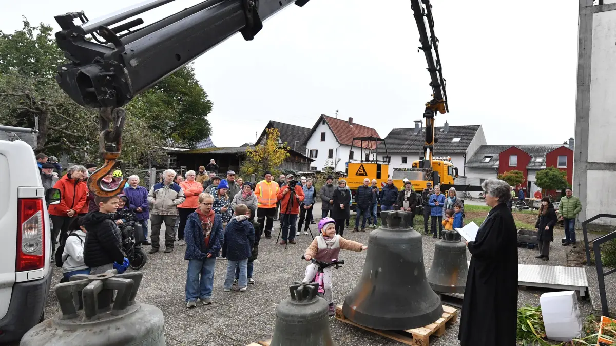 Zahlreiche Menschen kamen, um zuzusehen, wie die Glocken aus dem Kirchturm gehoben wurden.