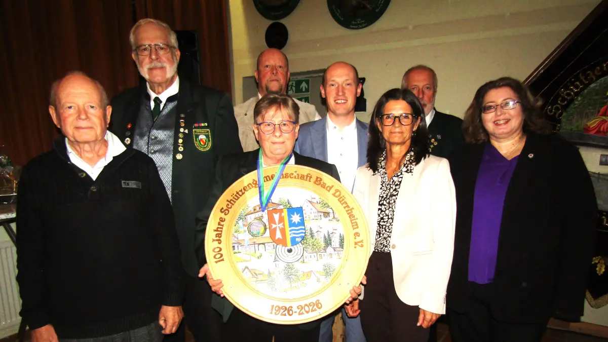 Gerd Pawlowky (Landesblasrohrrefernt), Ute Klingk (Schützenverband Kreis 7 Freiburg), Andrea Greguric (Vorsitzende Sportausschuss), Nicole Isele (Oberschützenmeisterin), Patrick Scheel (Präsident des Südbadischen Sportschützenverbandes), Tobias Bächle (Zweiter Kreischützenmeister), Jonathan Berggötz (Bürgermeister) und Andreas Göbel (ZweiterVorsitzender Schützengemeinschaft Schwarzwald-Baar).