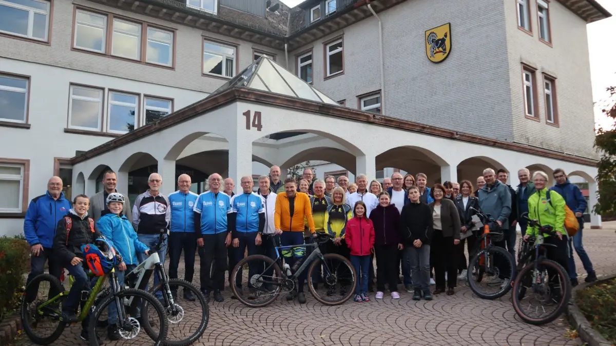 Erster Landesbeamter Reinhard Geiser (Dritter von links), Amtsleiter Matthias Fritz (Sechster von rechts) und Radkoordinatorin Monika Krämer (Zehnte von rechts) mit den stolzen Siegern des Stadtradelns 2026 im Kreis Freudenstadt.