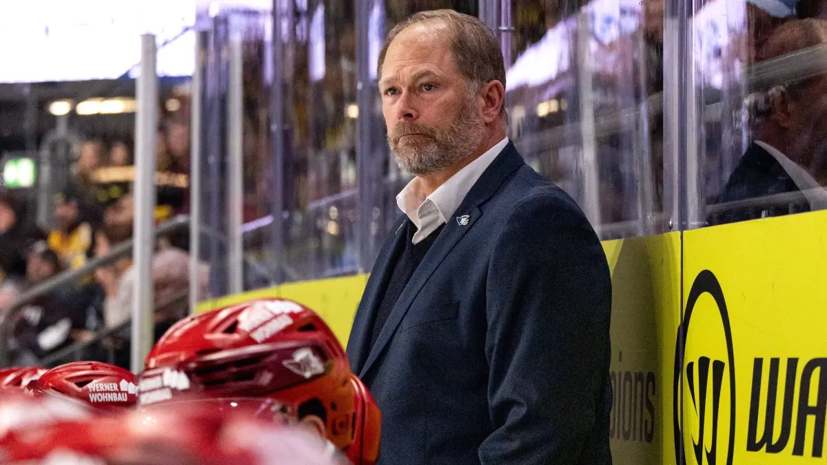 Steve Walker Schwenninger Wild Wings, Headcoach Trainer, GER, Krefeld Pinguine vs. Schwenninger Wild Wings, Eishockey, PENNY DEL, 41. Spieltag, Spielzeit 2026/2027, 28.10.2026 GER, Krefeld Pinguine vs. Schwenninger Wild Wings, Eishockey, PENNY DEL, 41. Spieltag, Spielzeit 2026/2027, 28.10.2026 Krefeld *** Steve Walker, Schwenninger Wild Wings, Head Coach, GER, Krefeld Pinguine vs. Schwenninger Wild Wings, Ice Hockey, PENNY DEL, Matchday 41, 20262027 Season, October 28, 2026, GER, Krefeld Pinguine vs. Schwenninger Wild Wings, Ice Hockey, PENNY DEL, Matchday 41, 20262027 Season, October 28, 2026, Krefeld Copyright: xEibner-Pressefoto/FabianxFriesex EP_FFE
