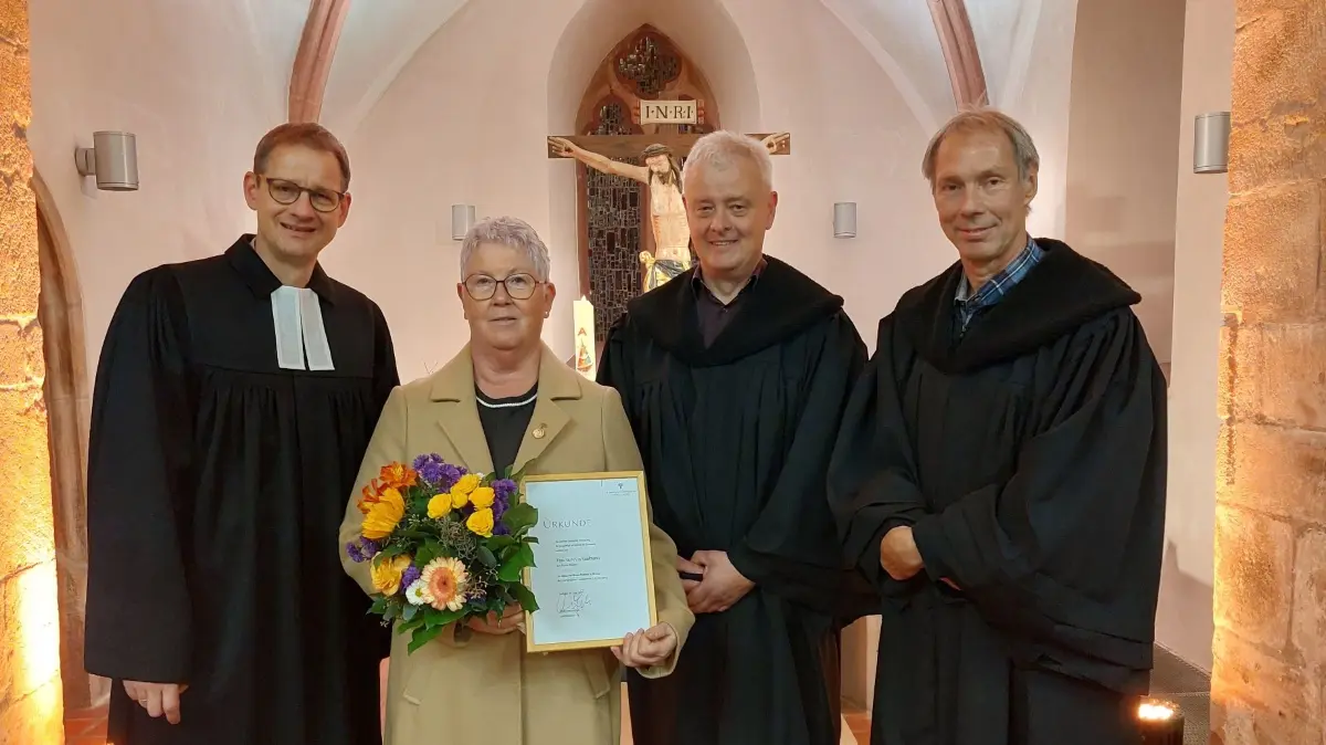 Dekan Ulrich Dewitz (von links) mit der Geehrten Gundi Kaufmann und den Kirchengemeinderäten Frank Ehlert und Falk Jäger.