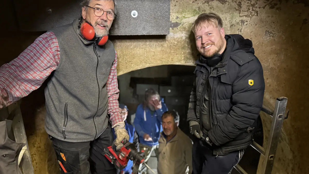 Unter Tage oberhalb von Schlatt: Die Nabu-Helfer um Jürgen Detel (links) bringen im ausgedienten Wasserhochbehälter (wiederum oberhalb des Friedhofes) Fledermauskästen an.
