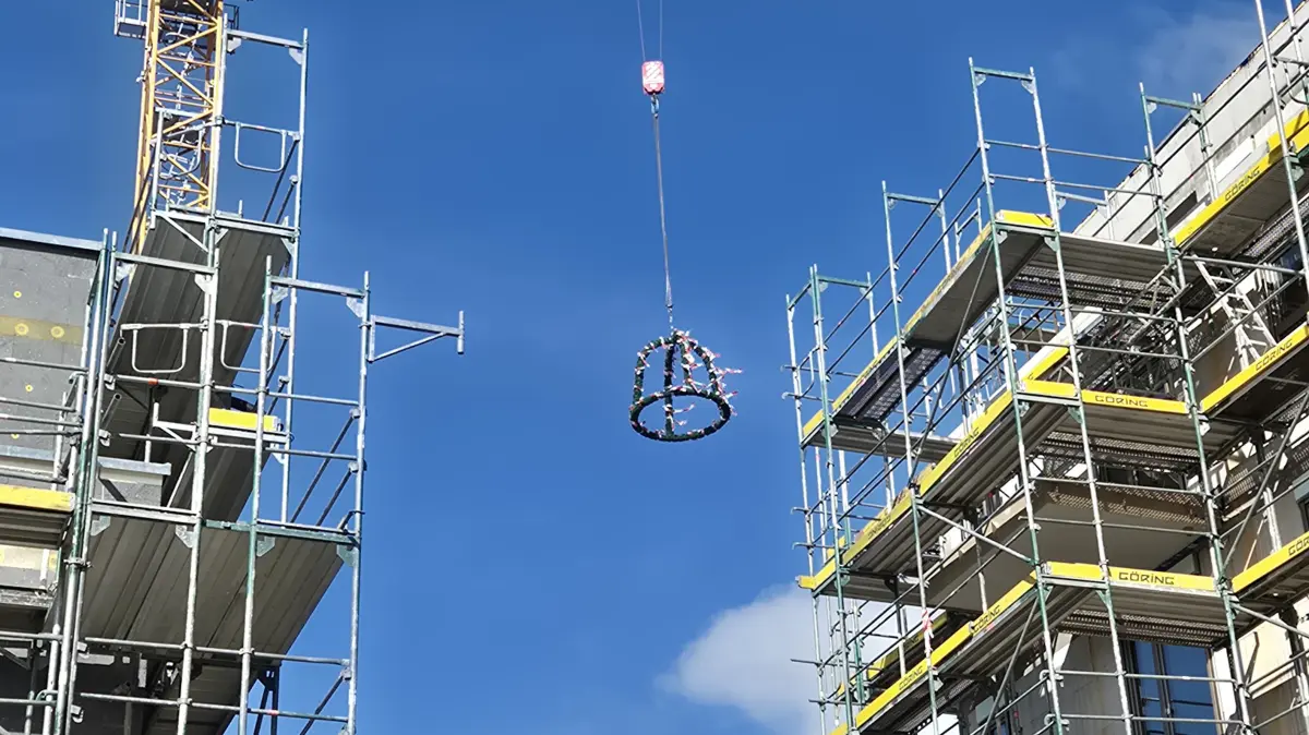Blick auf die Häuser 2 und 4 mit der Richtkrone