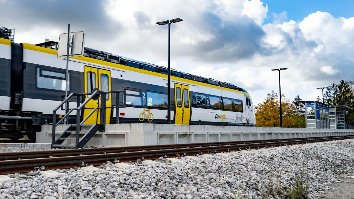 An der Ostelsheimer Haltestelle der Hermann-Hesse-Bahn entstehen Fahrradgaragen. Jetzt wurden die Preise festgelegt.