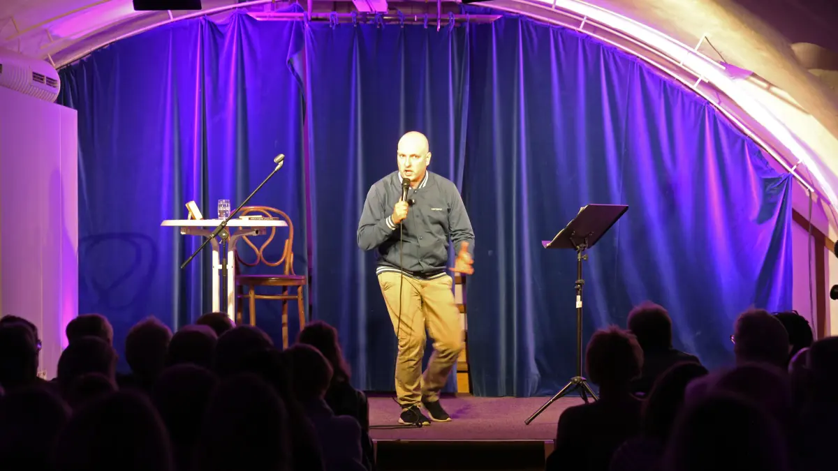 Ansgar Hufnagel präsentierte dem Publikum im Kulturkeller sein Programm "Irgendwas ist immer".