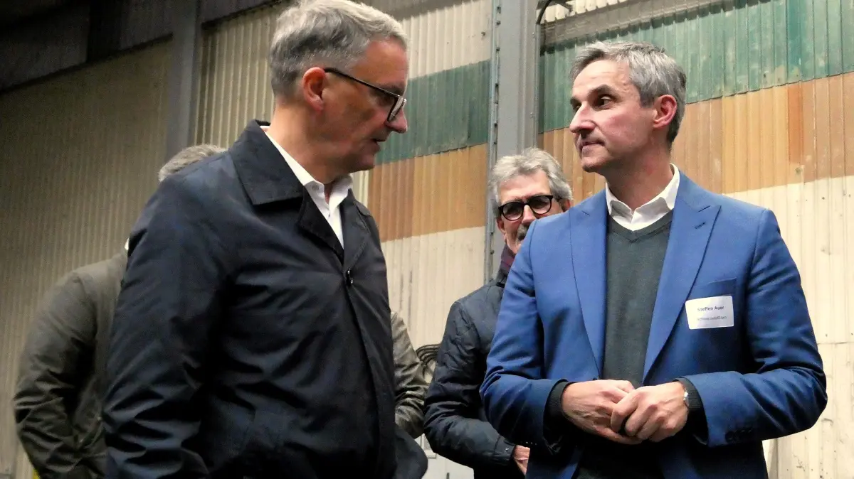 Geschäftsführer Steffen Auer (rechts, hier mit OB Marus Ibert) zeigte den Teilnehmern des Unternehmertreffens die gigantische Lagerhalle von Schwarzwald Eisen.