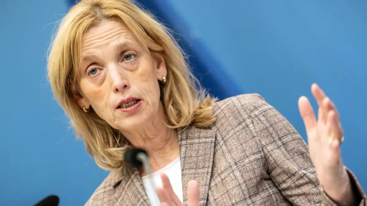 Jugendministerin Karin Prien: Karin Prien (CDU), Bundesministerin für Bildung, Familie, Senioren, Frauen und Jugend, spricht beim Pressestatement zum Entwurf der Bundesregierung zum Kinder- und Jugendmedienschutz nach der Sitzung des Bundeskabinetts. (zu dpa: «Prien bietet jungen Leuten Dialog über Probleme an»)