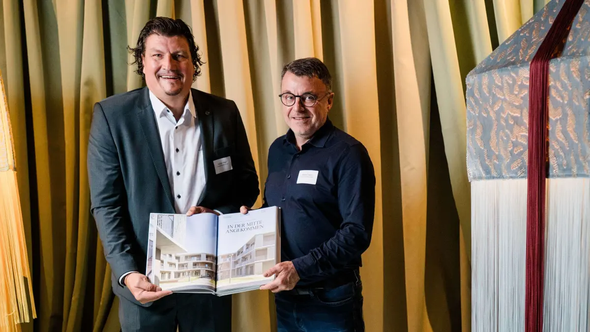 Freuen sich über die Auszeichnung zum "Best of Architekture 2026": Rainer Stapf (linkd) und Jürgen Caruso auf dem "Best of Architekture Summit" in München.