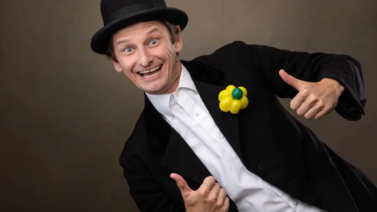 Tobi van Deisner setzt auf Tempo, körperbetonte Komik und verblüffende Ballonkunst