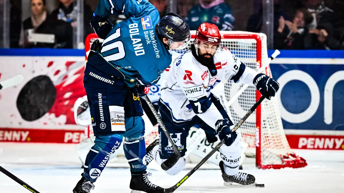 Tyler Boland (Iserlohn Roosters, #10) Dominik Bittner (Schwenninger Wild Wings, #7) Joacim Eriksson (Schwenninger Wild Wings, #60),
GER, Iserlohn Roosters vs. Schwenninger Wild Wings, Eishockey, Penny-DEL, 13. Spieltag, Spielzeit 2026/2027, 30.10.2026,
Foto: Jonas Brockmann/Eibner-Pressefoto