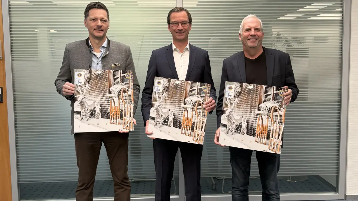 Fördern mit der Adventskalenderaktion gemeinnützige Hilfsprojekte in der Region (von links): Thomas Kohler vom Lions Club Schwenningen, Rainer Fader, Vorstandsvorsitzender der Volksbank Schwarzwald-Donau-Neckar, und Thomas Fiehn vom Lions Club.
