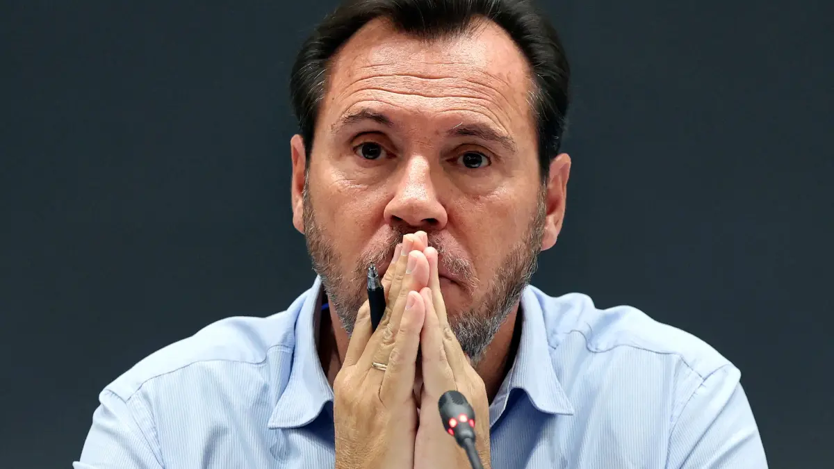 SPAIN-TRAIN-ACCIDENT-TRANSPORT: Spain's Transport Minister Oscar Puente reacts during a press conference at the Transport ministry in Madrid on October 30, 2026 two days after the collision of two high-speed trains in the central region of Castilla-La Mancha that killed 69 passengers. The crash of October 28, in the central region of Castilla-La Mancha was Spain's second such disaster this year and one of Europe's deadliest rail accidents this century. Relatives of the victims have endured an agonising wait for news as rescue crews sift through the wreckage of tangled metal and bodies are examined in morgues. (Photo by Thomas COEX / AFP)