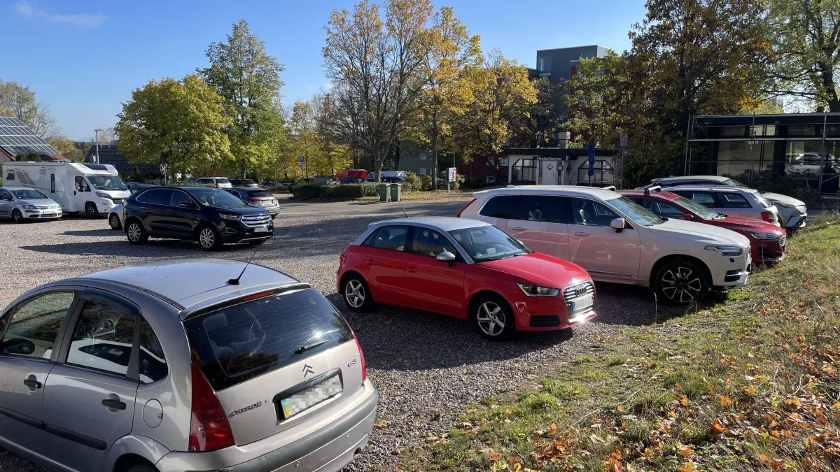 Viele Monate lang stand die Fläche am Belchenweg als kostenloser Parkplatz zur Verfügung. Und auch jetzt stehen noch einige Autos auf dem Areal.