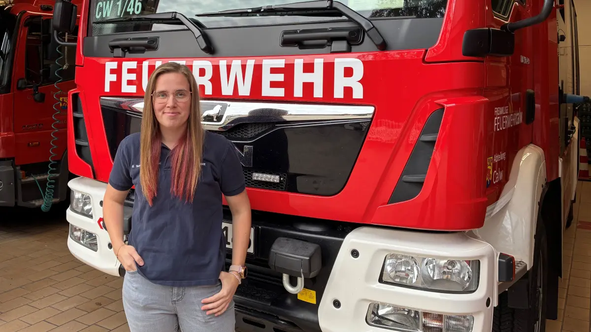 Sarah Teschner Jeikowski vor ihrem lieblingsfahrzeug, dem HLF