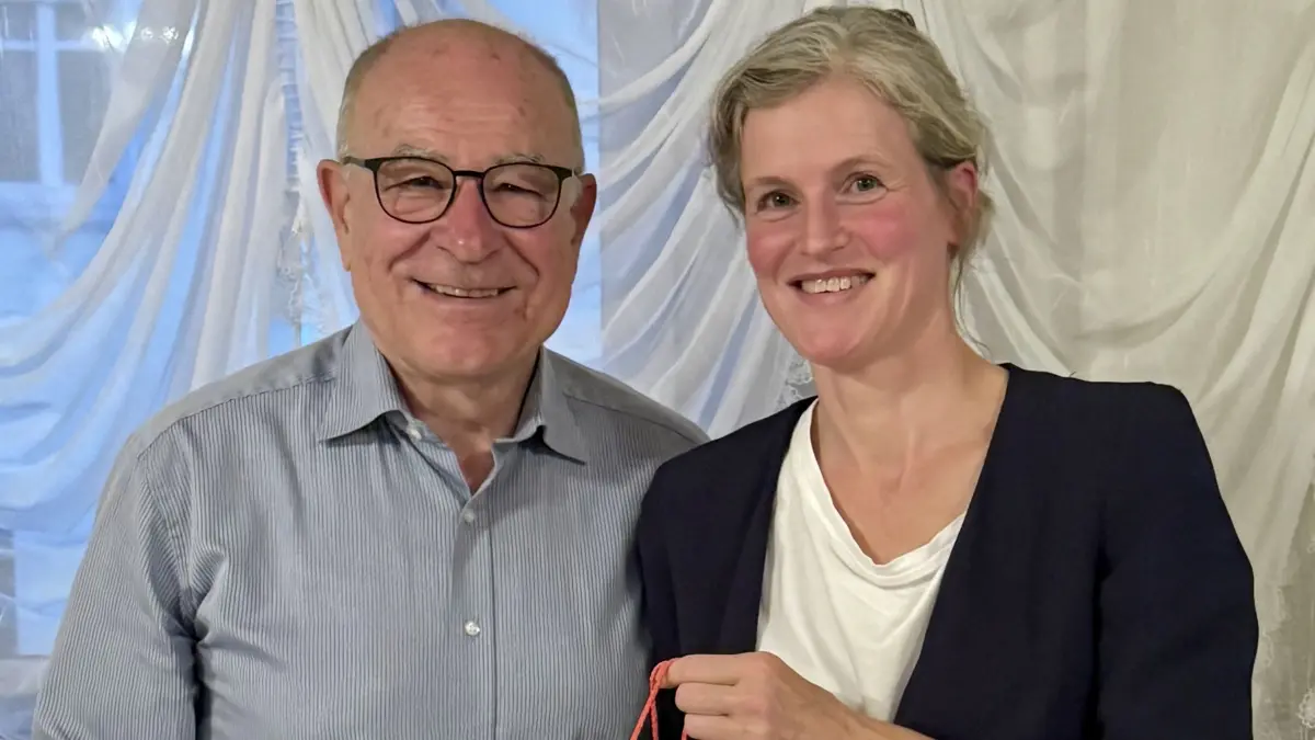 SU-Vorsitzender Robert Knittel bedankte sich bei der Medizinerin Simone Kaiser für ihren Vortrag.