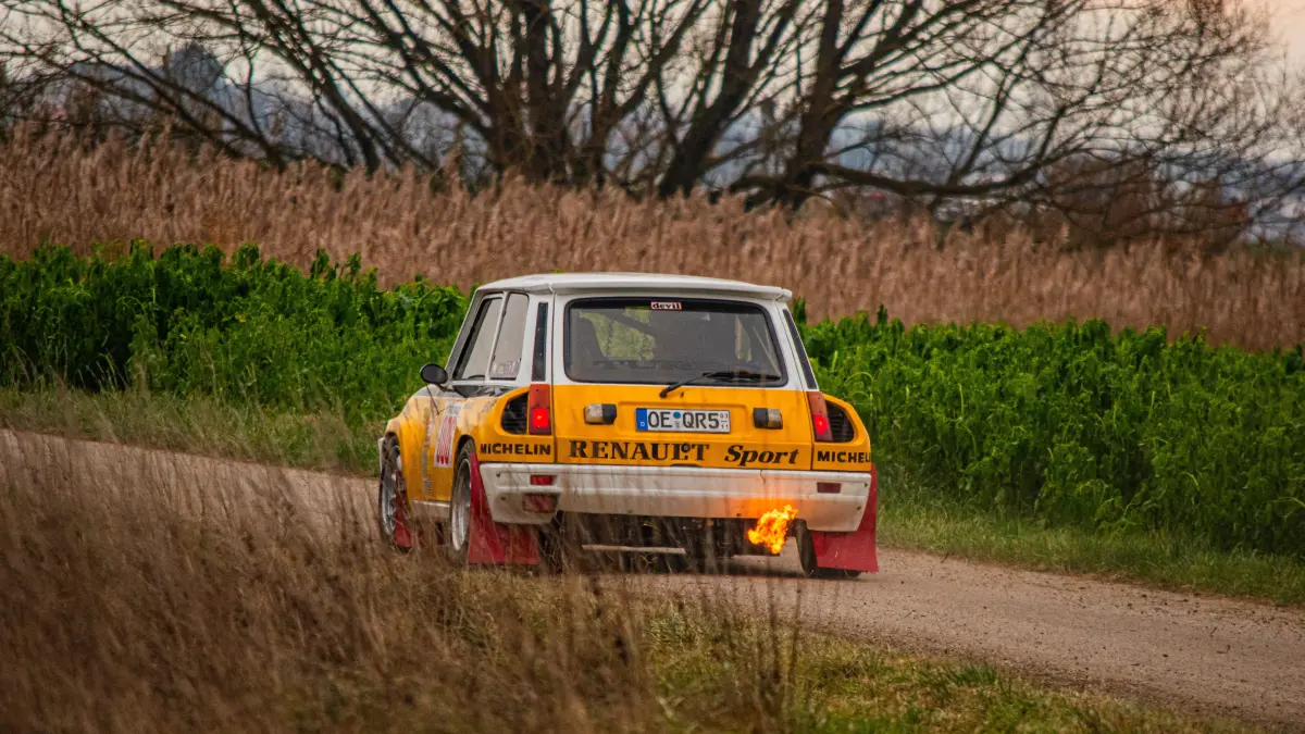 Beim Ried-Retro-Sprint stehen Fahrzeuge aus unterschiedlichen Epochen an der Startlinie.