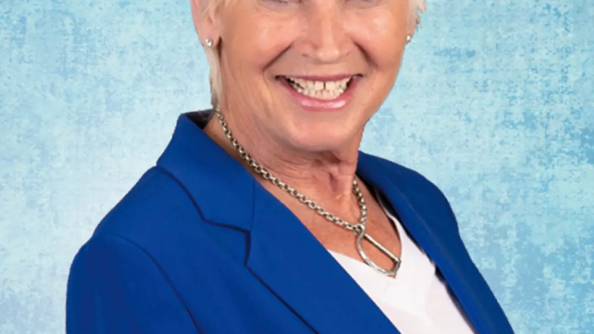 Doris Reichenauer führt mit Charme, Schlagfertigkeit und einem feinen Gespür für komische Situationen durch den Abend.