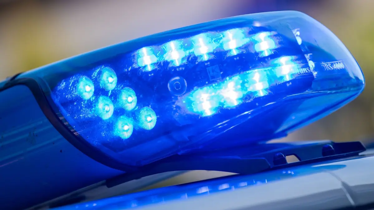 Polizei Symbolbild: Ein Blaulicht ist auf dem Dach eines Polizeifahrzeugs zu sehen. (zu dpa: «Handel verboten: Mann verkauft Tabakbeutel aus Kofferraum»)