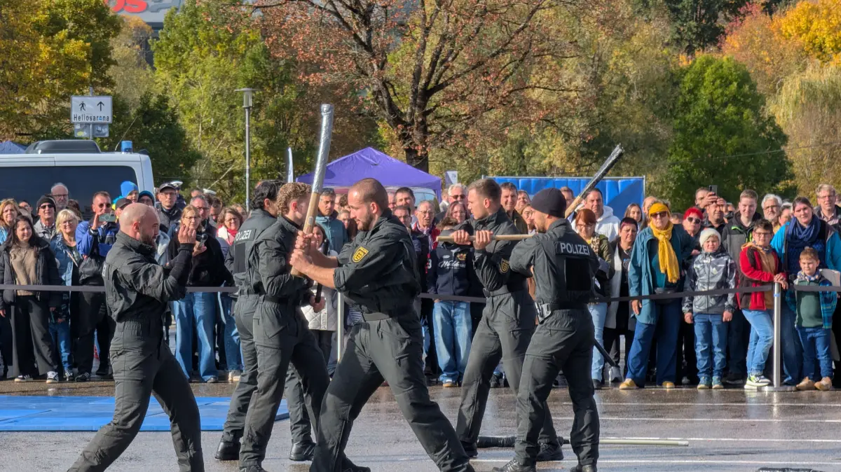 Bei der Polizeischau erhielten die Besucher Einblicke in das intensive Training der Einheit. Die Beamten nutzten Techniken aus verschiedenen Kampfsportarten.
